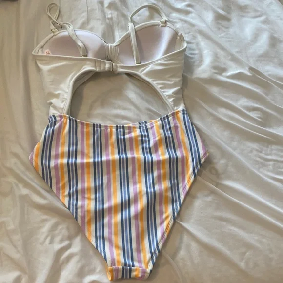 Cut out one piece bathing suit - Picture 4 of 7